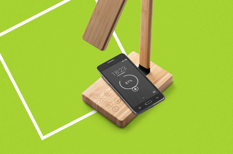 Candeeiro de mesa dobrável em bambu com carregador wireless, com 16 LEDS brancos e 9 amarelos.